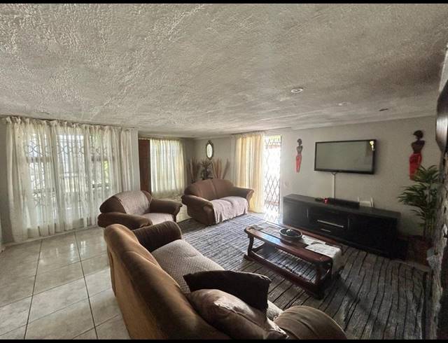 4 BEDROOM HOUSE FOR SALE IN CROWN GARDENS